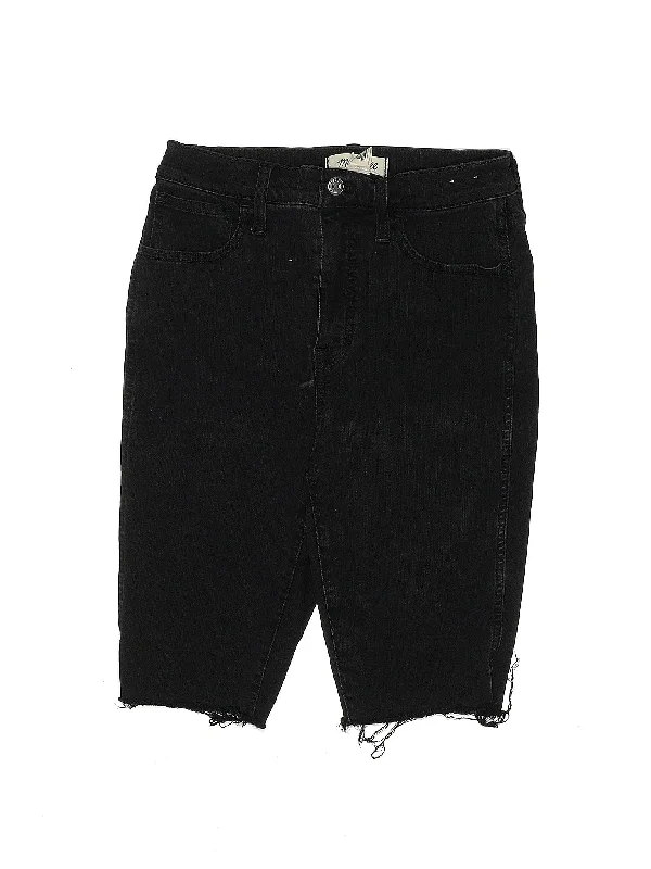 Low-Rise Denim Shorts in Medium Wash